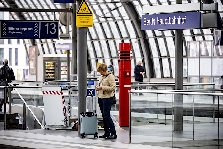 Reisende warten im Berliner Hauptbahnhof auf ihren Zug.