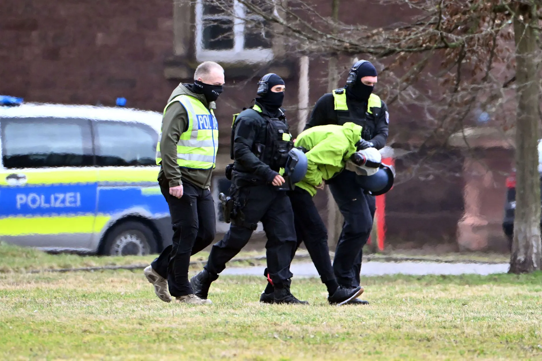 Nach seiner Festnahme wird Wassim Al M. zu einem Hubschrauber geführt, mit dem er nach Karlsruhe geflogen wird.