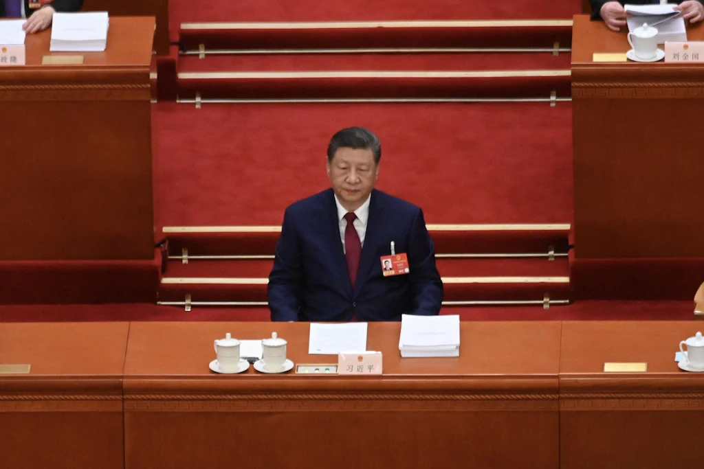 Wachstumsziel fällt – Li Qiang kündigt Mega-Investitionen an
