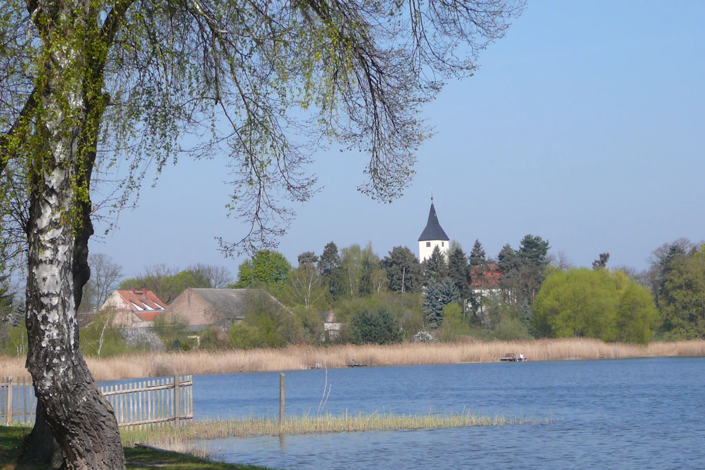 Blick vom Krummen See auf den Ort Sperenberg