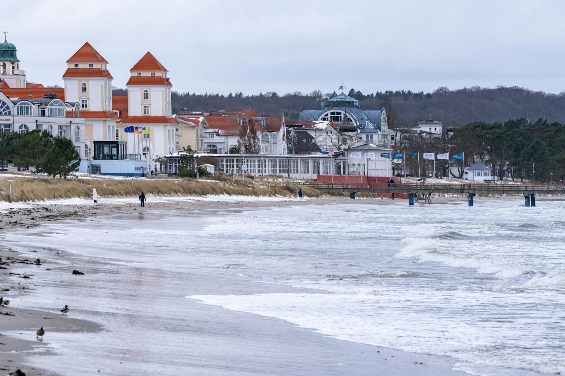 Am Strand von Binz in Mecklenburg-Vorpommern: Die Tourismusbranche an der Ostsee steht vor Herausforderungen.