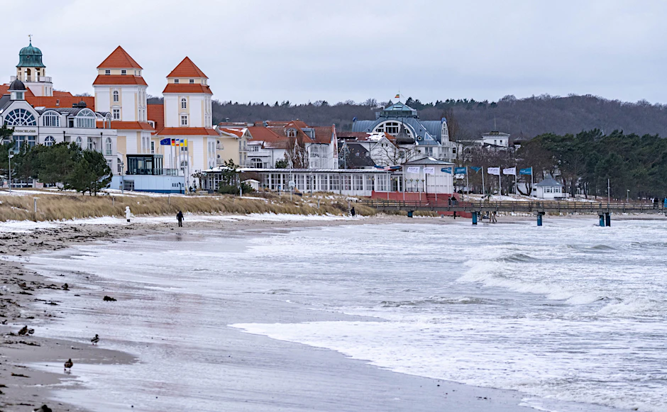 Am Strand von Binz in Mecklenburg-Vorpommern: Die Tourismusbranche an der Ostsee steht vor Herausforderungen.