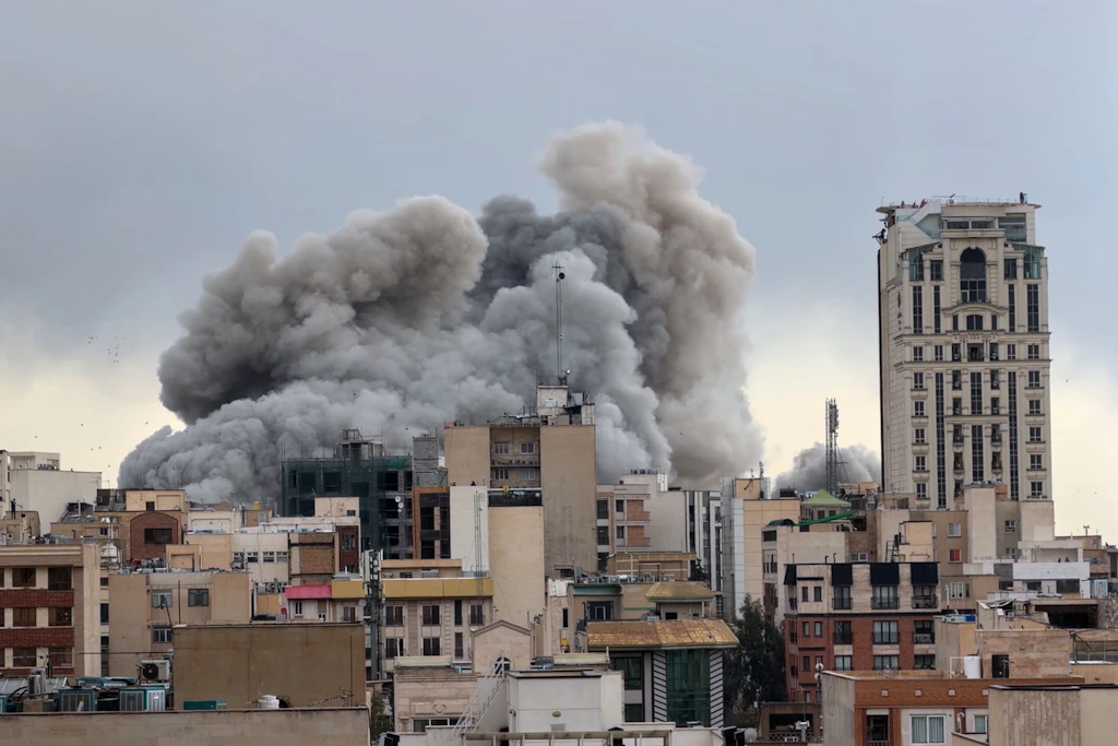 Eine Rauchwolke steigt nach einer Explosion in Teheran auf.