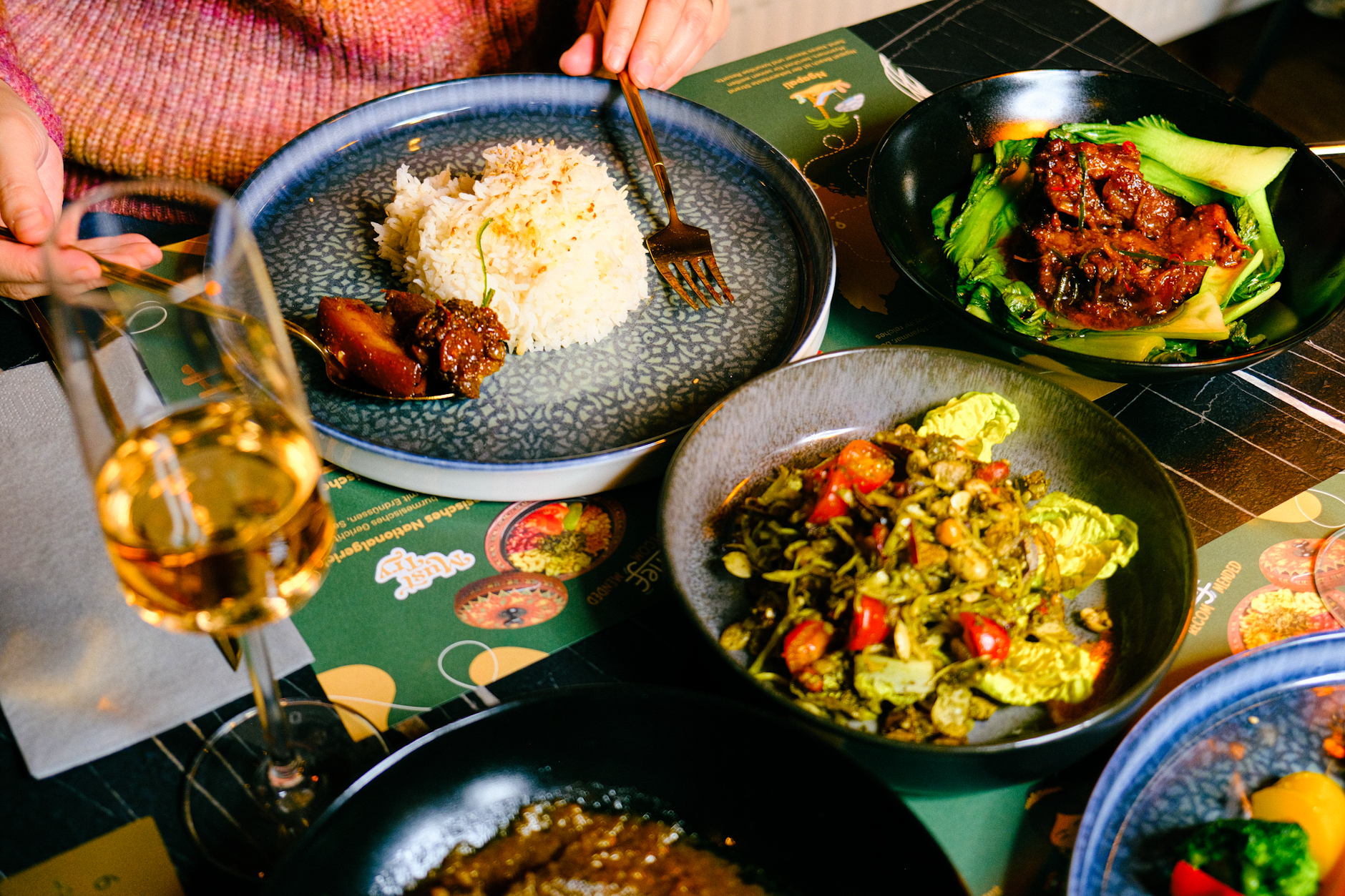 Viefältig und fernab schon altbekannter asiatischer Aromen: der gedeckte Tisch im Restaurant Burma Bliss