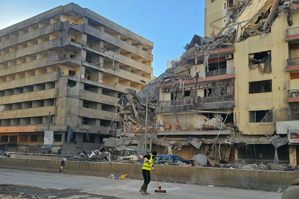 Ein Arbeiter räumt am 5. März 2026 in Beiruts südlichem Vorort Ghobeiry die Trümmer eines zerstörten Gebäudes von der Straße.