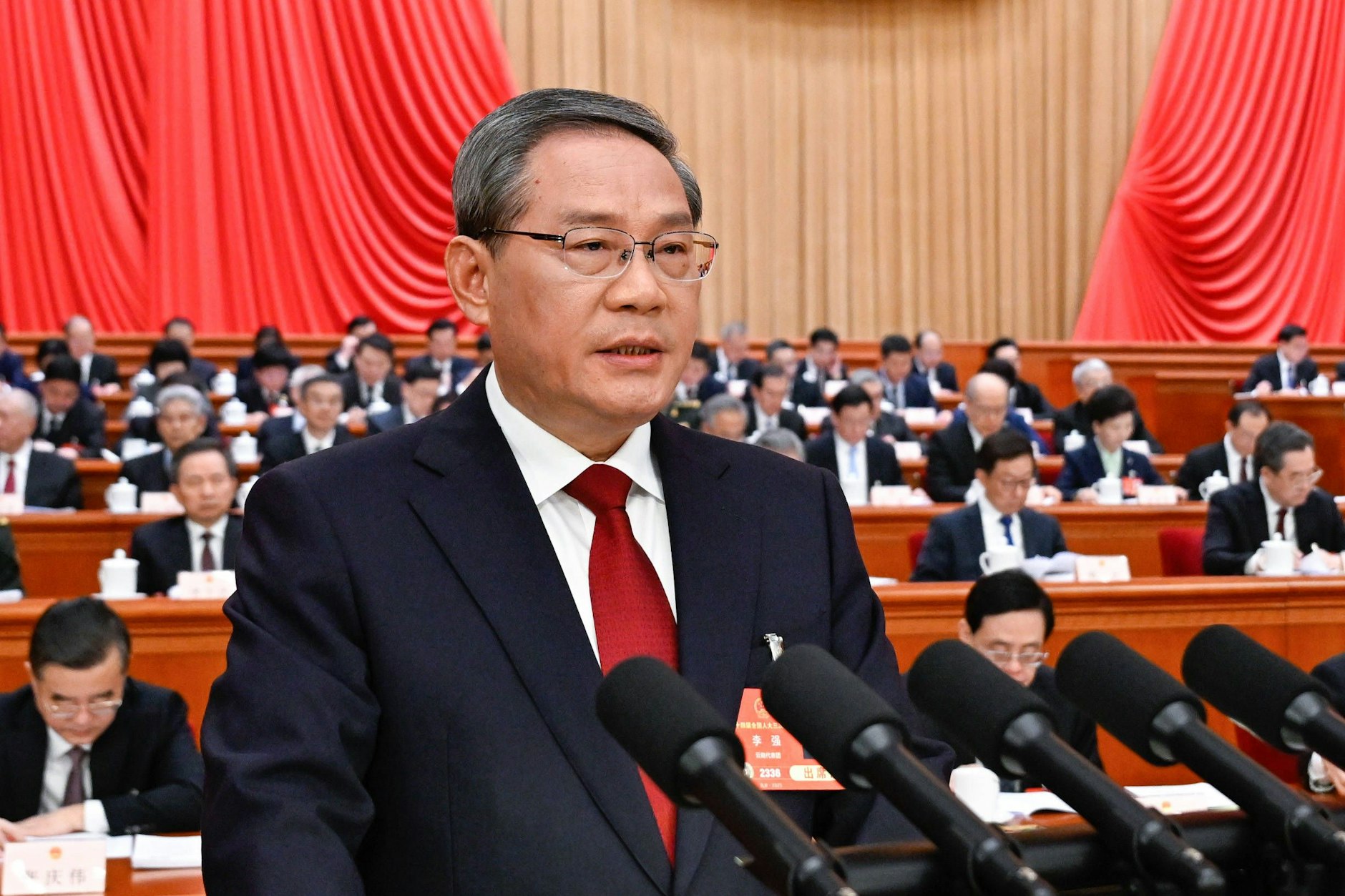 Der chinesische Ministerpräsident Li Qiang präsentiert im Großen Saal des Volkes den Arbeitsbericht der Regierung.