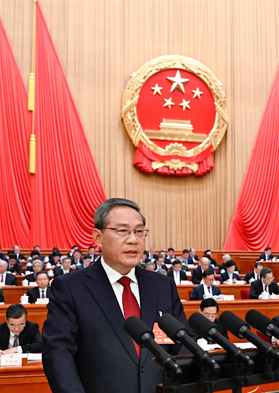 Der chinesische Ministerpräsident Li Qiang präsentiert im Großen Saal des Volkes den Arbeitsbericht der Regierung.