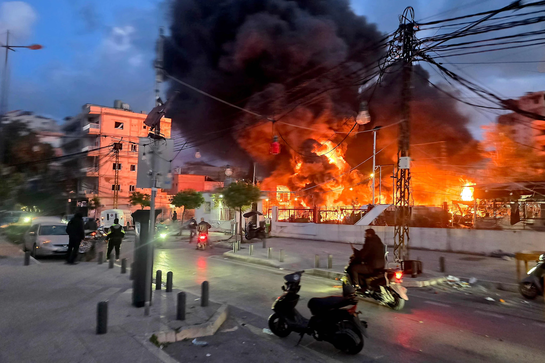 Brand nach israelischem Bombardement auf eine Solaranlage und ein Stromkraftwerk in der südlibanesischen Küstenstadt Tyros, 4. März 2026.