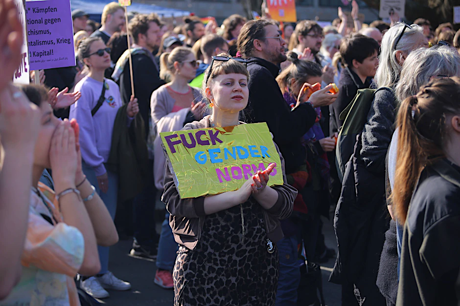 Demonstranten während einer Frauentagsdemonstration in Berlin. Wie aktivistisch dürfen die Wissenschaften sein?