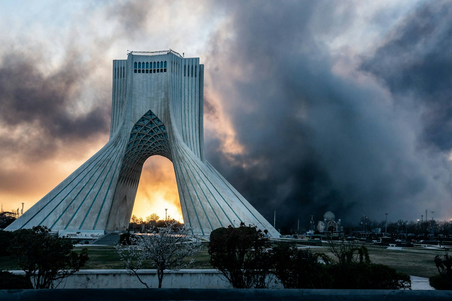 Rauch steigt nach einem Raketeneinschlag hinter dem Azadi Tower in Teheran auf.