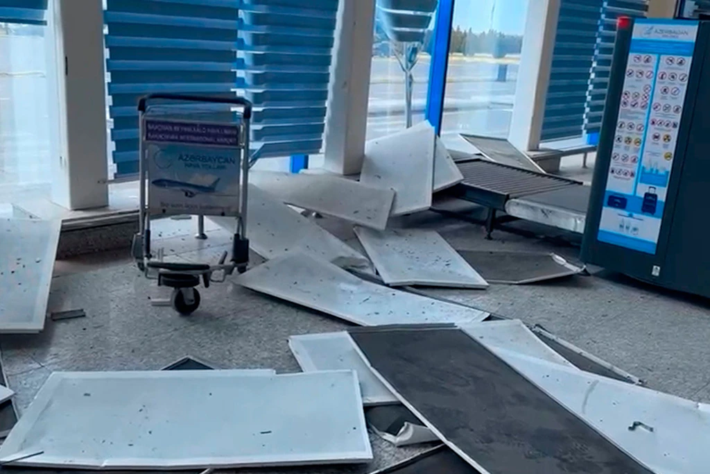 Dieses Bild aus einem Video zeigt die Schäden am internationalen Flughafen von Nachitschewan nach einem iranischen Drohnenangriff.
