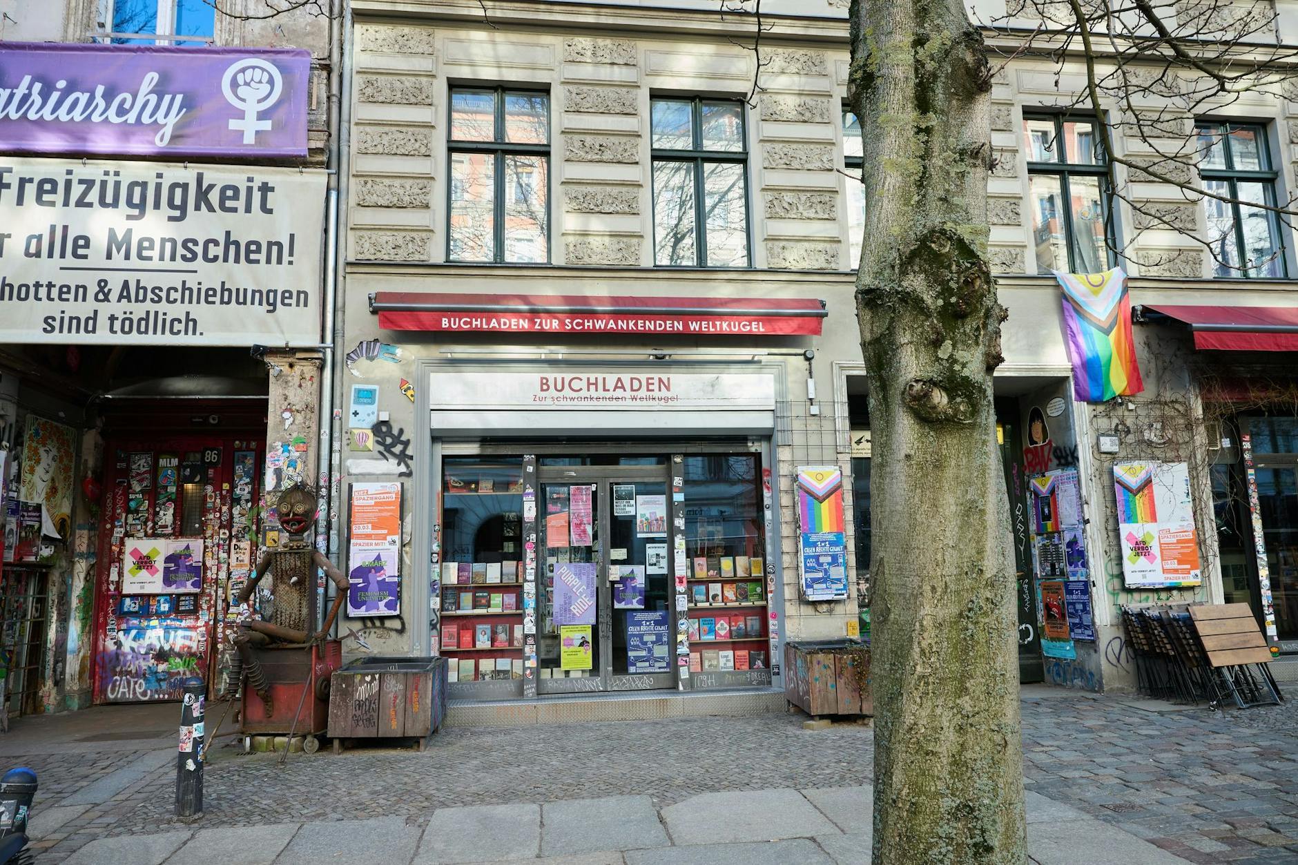 Auch der Buchladen „Zur schwankenden Weltkugel“ in der Kastanienallee in Berlin-Prenzlauer Berg ist betroffen.