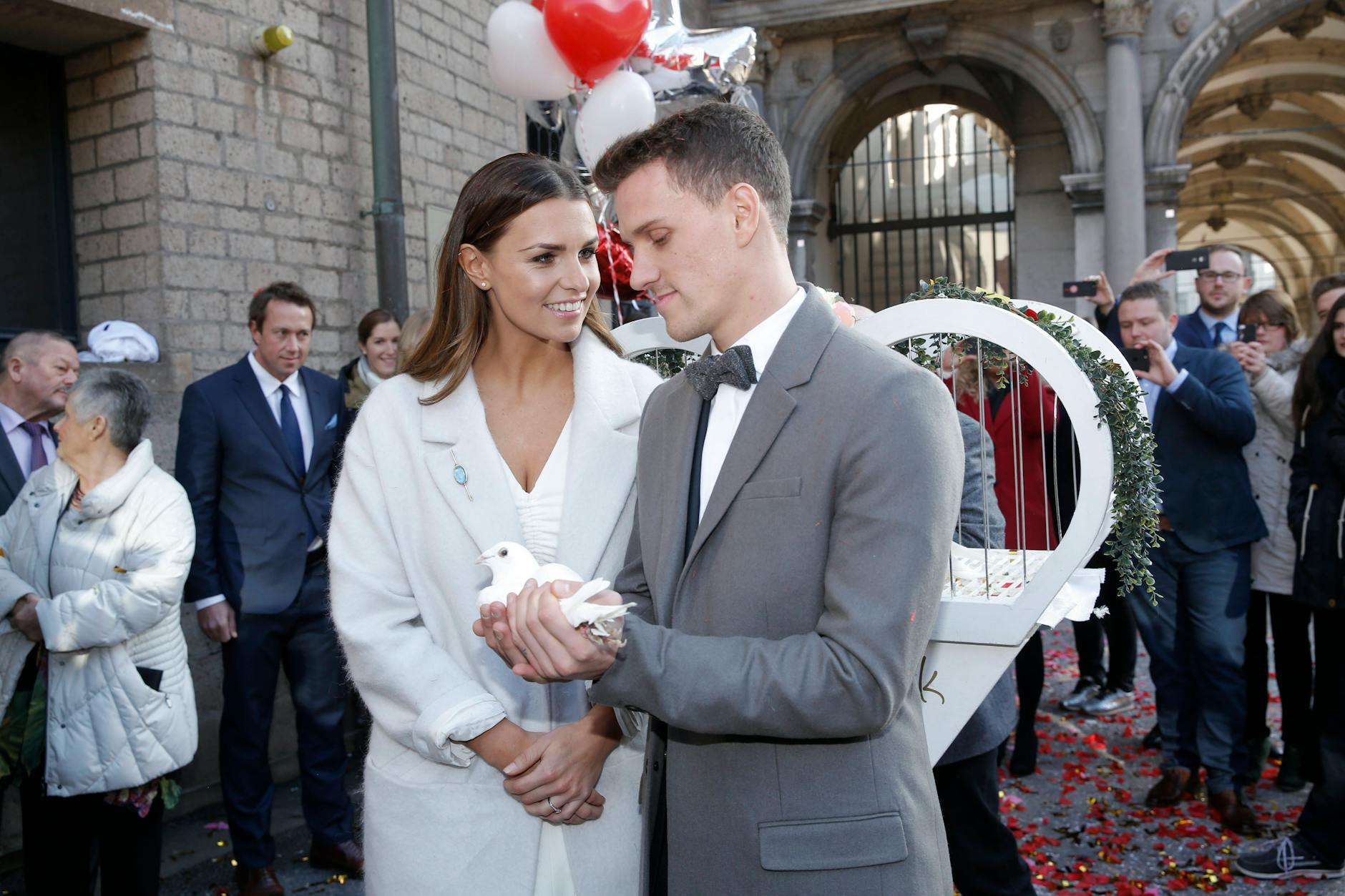 Laura Wontorra mit Ehemann Simon Zoller bei der Hochzeit 2016.