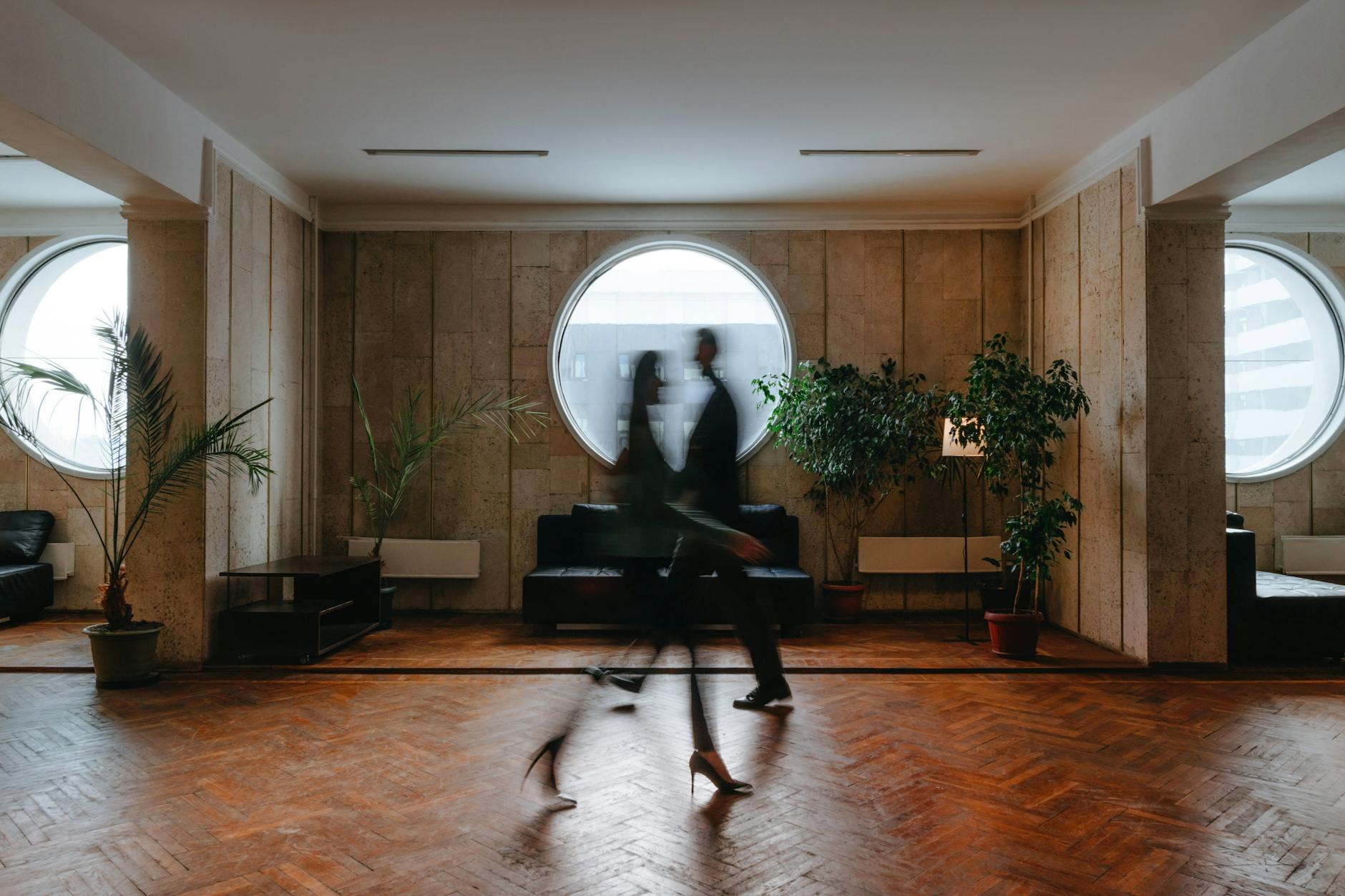 Mehrarbeit lohnt sich nicht: Für die Hälfte der verheirateten Frauen in Teilzeit ist das Ehegattensplitting zur Steuerfalle geworden. Eine Studie zeigt, warum das System aus den 50ern bis heute wirkt.