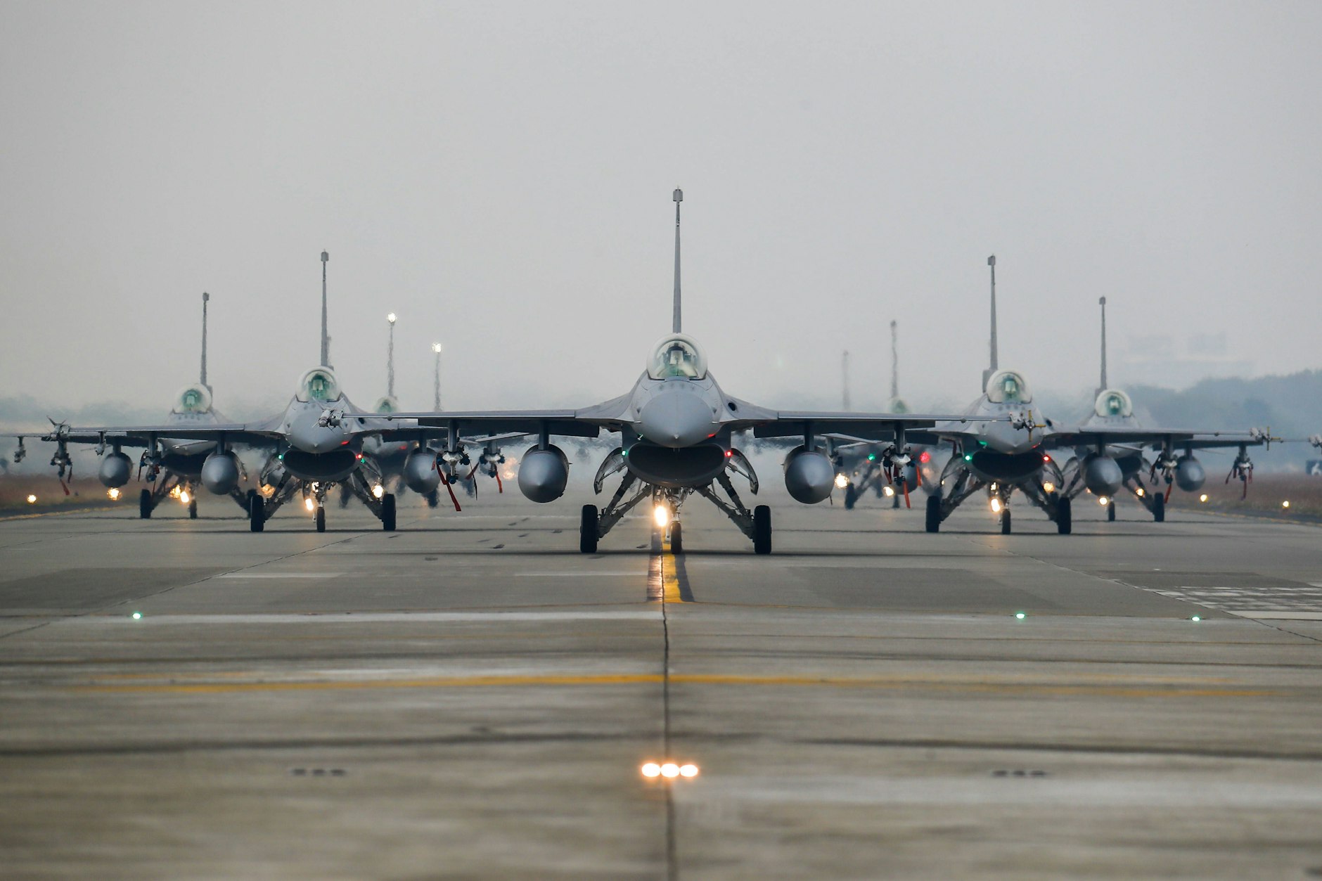 F-16-Kampfjets der taiwanischen Luftwaffe starten zu einem Trainingsflug.