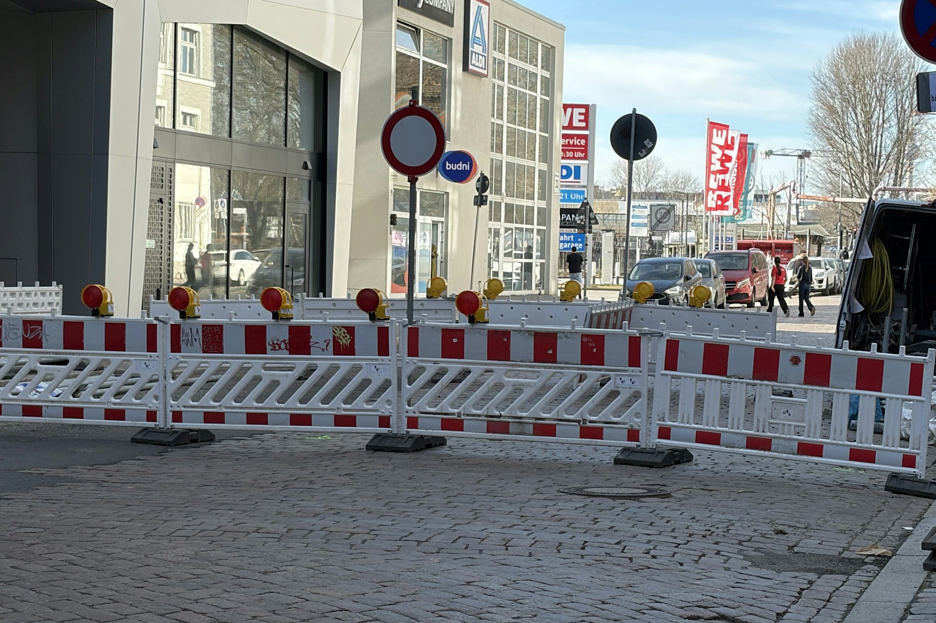 Die Revaler Straße ist an dieser Stelle nun dicht. Mit dem Auto kommen Kunden vom Ostkreuz nicht mehr so einfach zum Gewerbegebiet (siehe hinten).