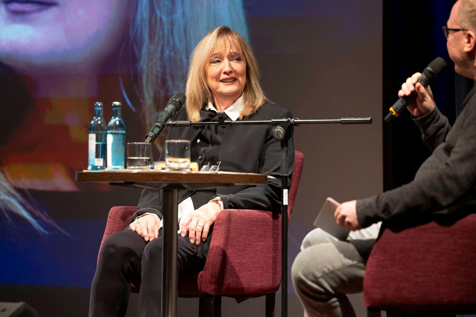 Sie ist wieder auf der Bühne: Veronika Fischer und Kai Suttner in der Talkshow „Woher, Wohin“, die in Bautzen stattfand.