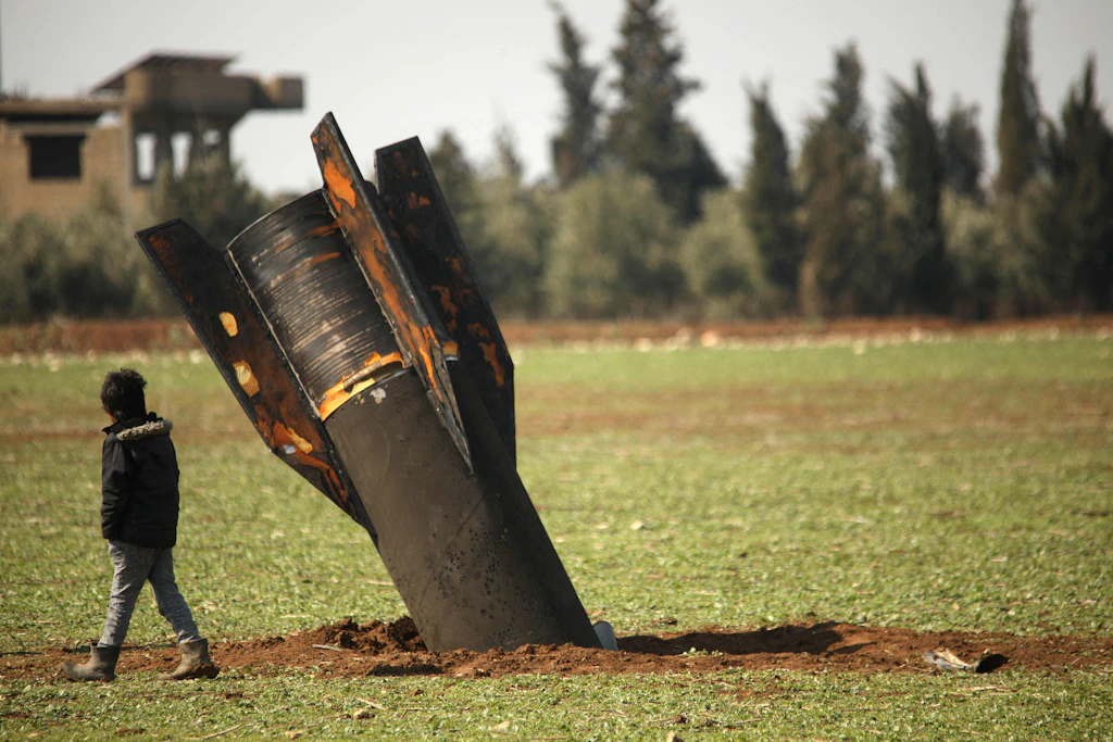 Ein Junge läuft an einer nicht explodierten Rakete vorbei, die auf einem Feld am Rand der Stadt Qamischli im Osten Syriens eingeschlagen ist. Golfstaaten wurden zuletzt wiederholt Ziel iranischer Drohnen- und Raketenangriffe.