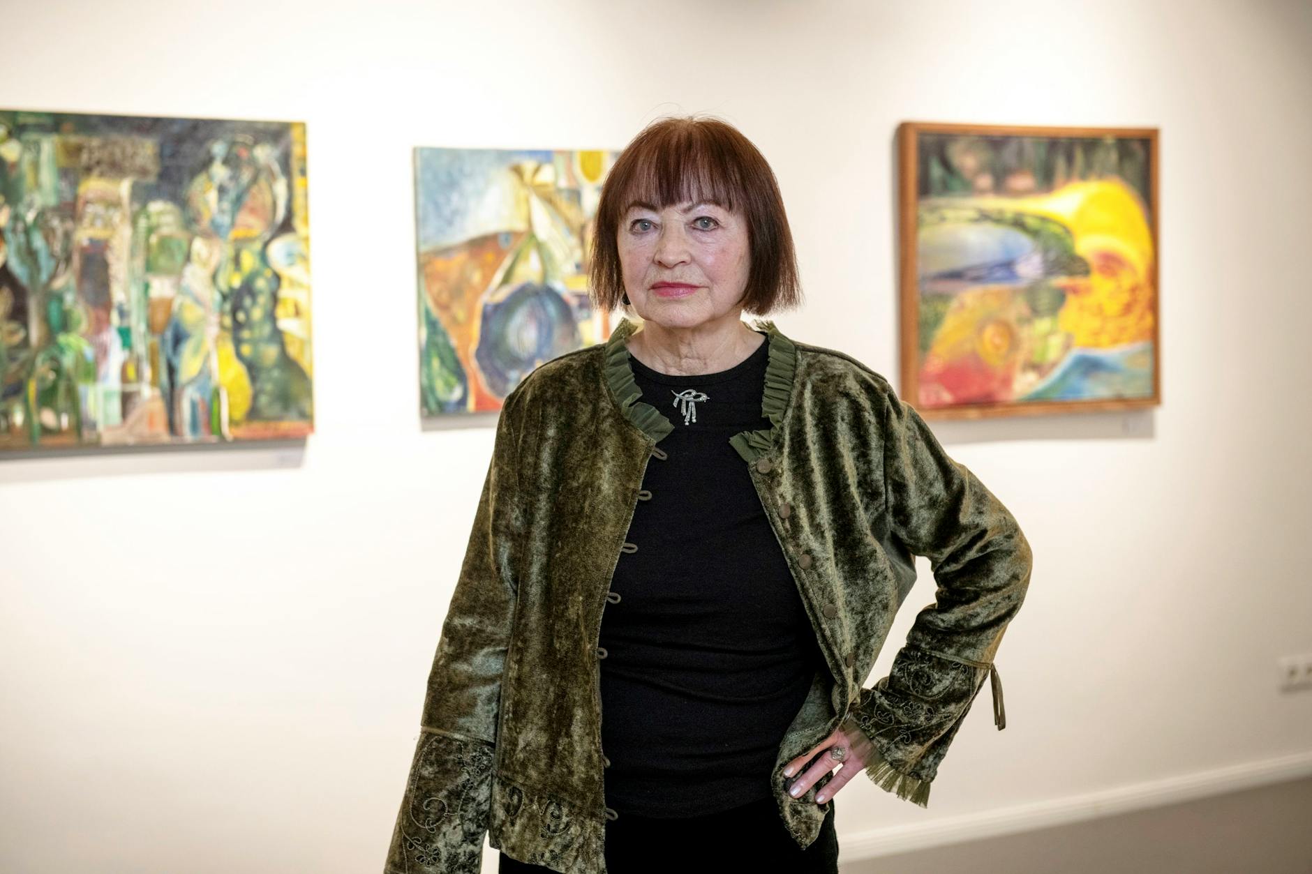 Erika Dobslaff, Malerin, Schauspielerin und Strawaldes Kunstgefährtin vor ihren rauschhaften „Paradiesbildern“