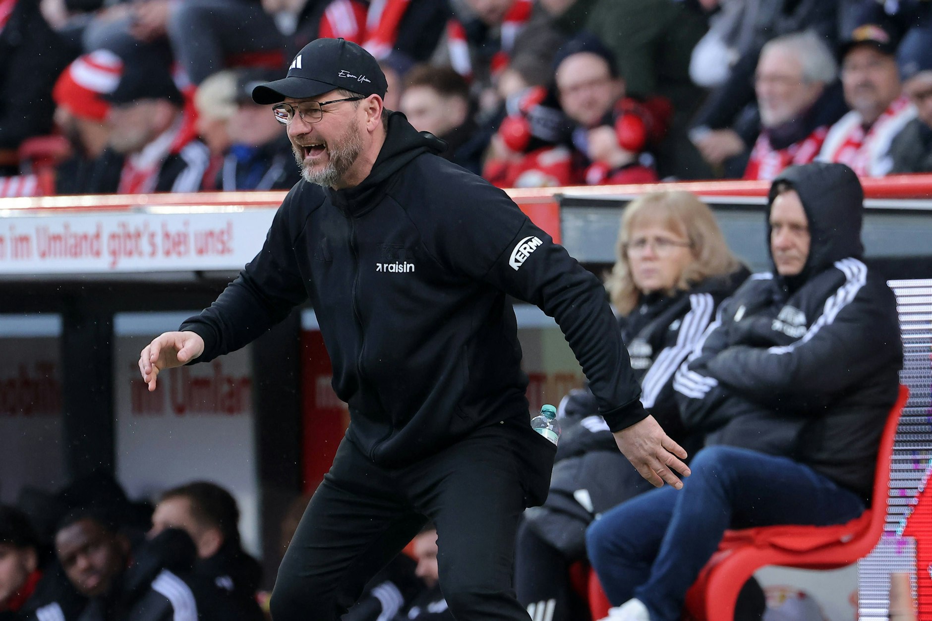 Union-Trainer Steffen Baumgart in seinem Element an der Außenlinie in der Alten Försterei. Doch seine Spieler holen in den Heimspielen einfach zu wenig Punkte.