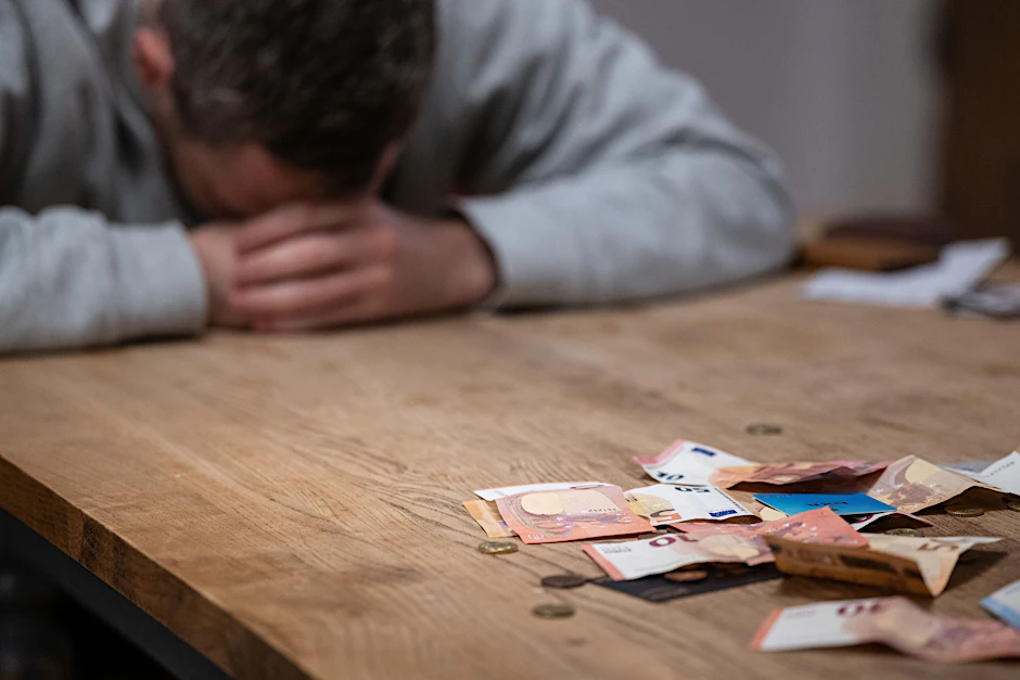 „Wie soll ich das noch bezahlen?!“ – Viele Menschen in Deutschland befinden sich in finanziellen Schwierigkeiten.