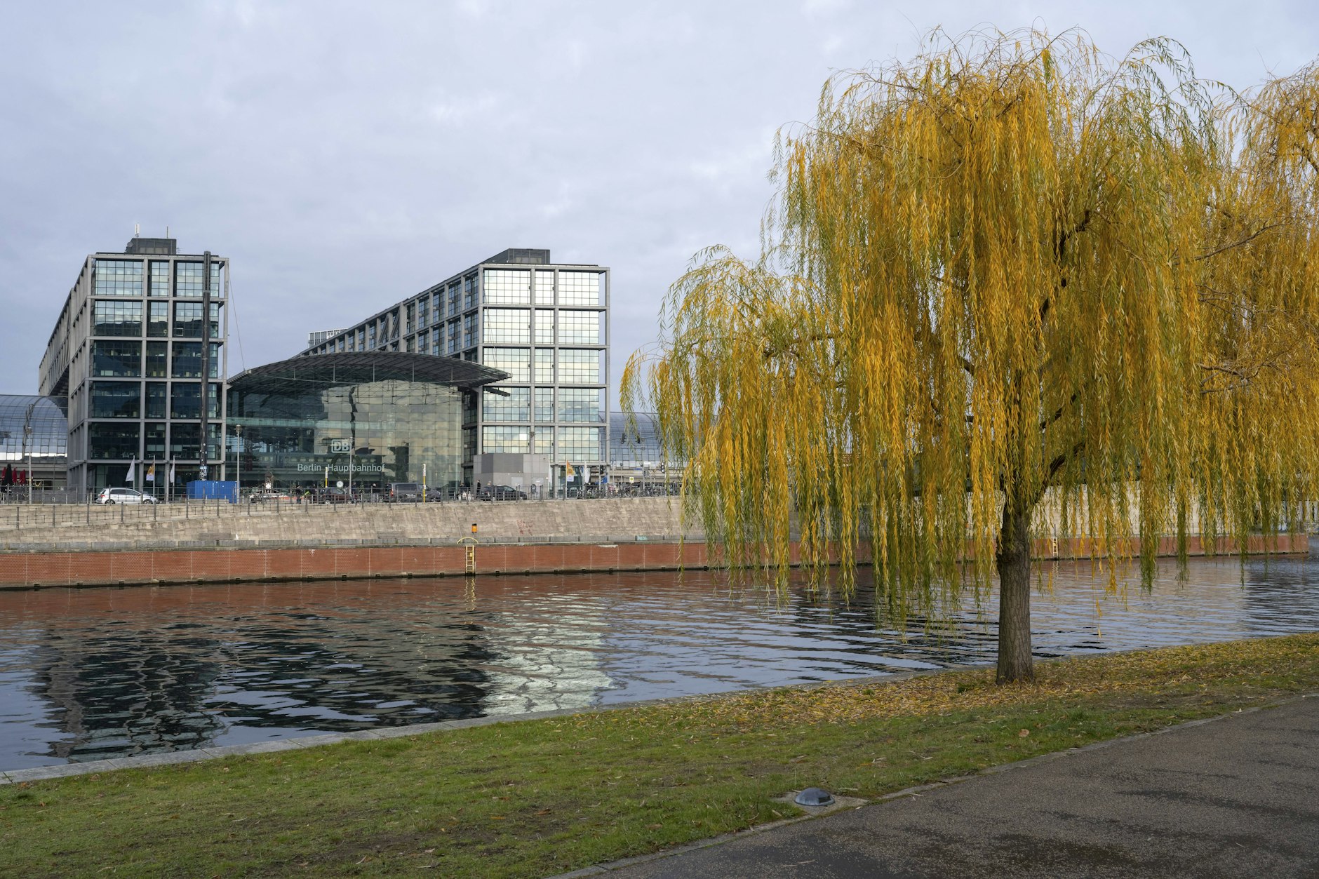 Zusätzlich zum Bundesrecht gilt in Berlin ganzjährig die Baumschutzverordnung.