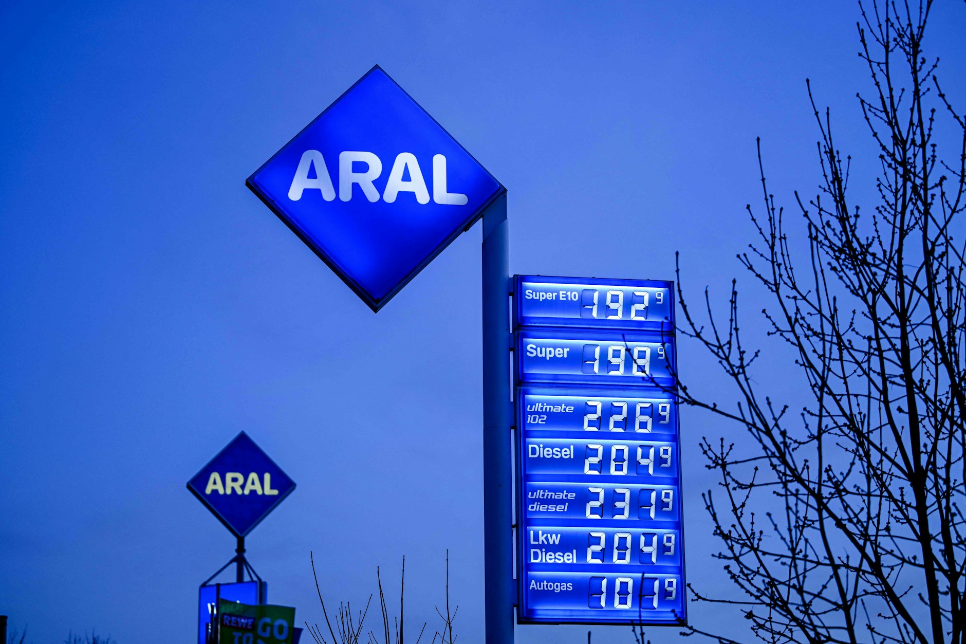 Preistafel an einer Tankstelle von Aral