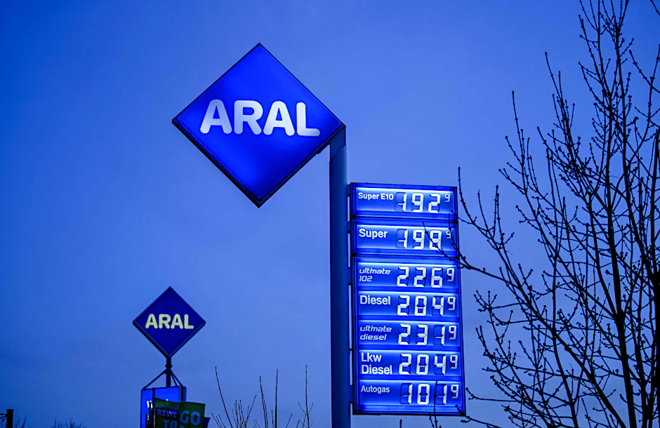 Preistafel an einer Tankstelle von Aral