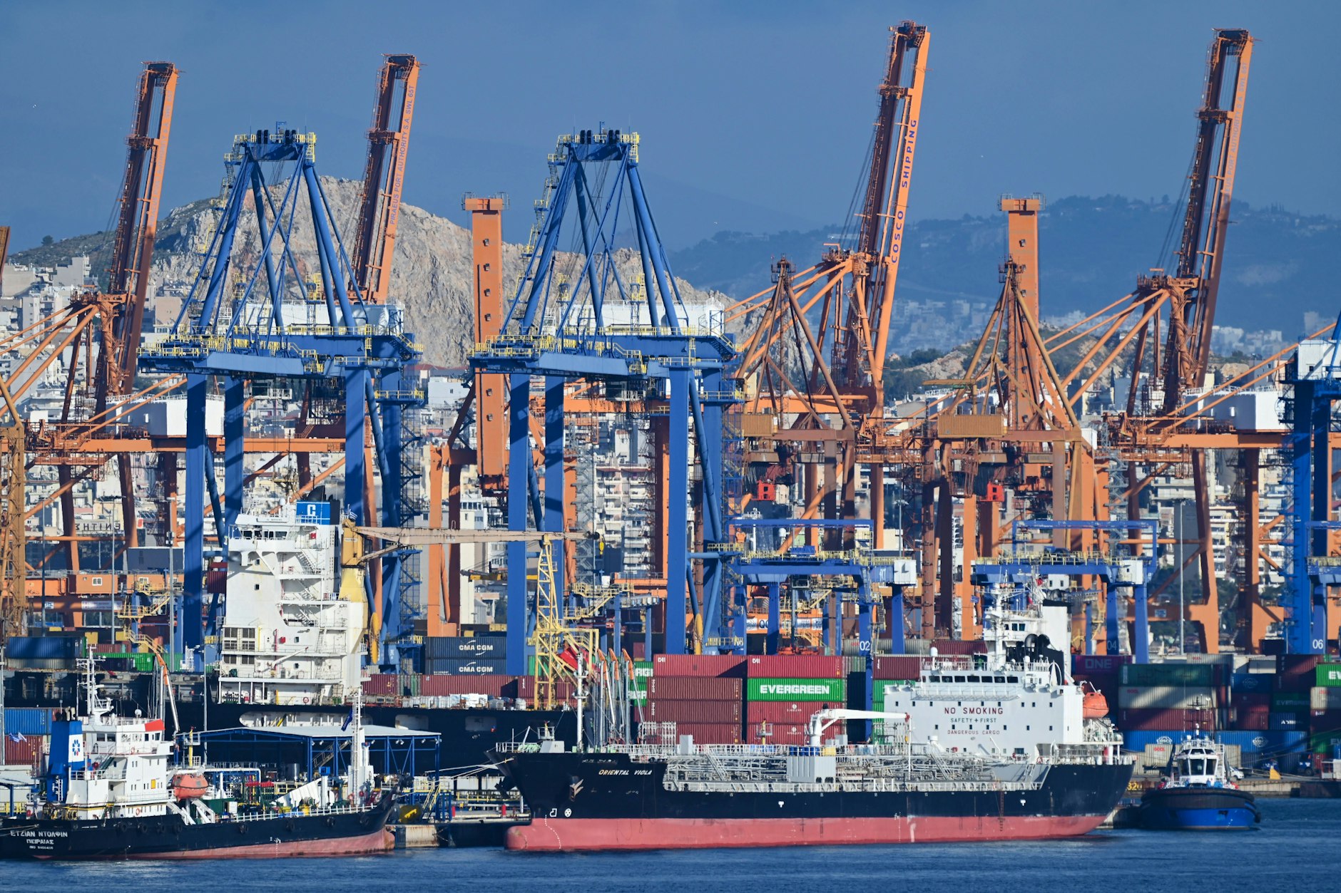 Das staatliche chinesische Unternehmen COSCO hält die Mehrheit der Anteile am griechischen Hafen von Piräus.