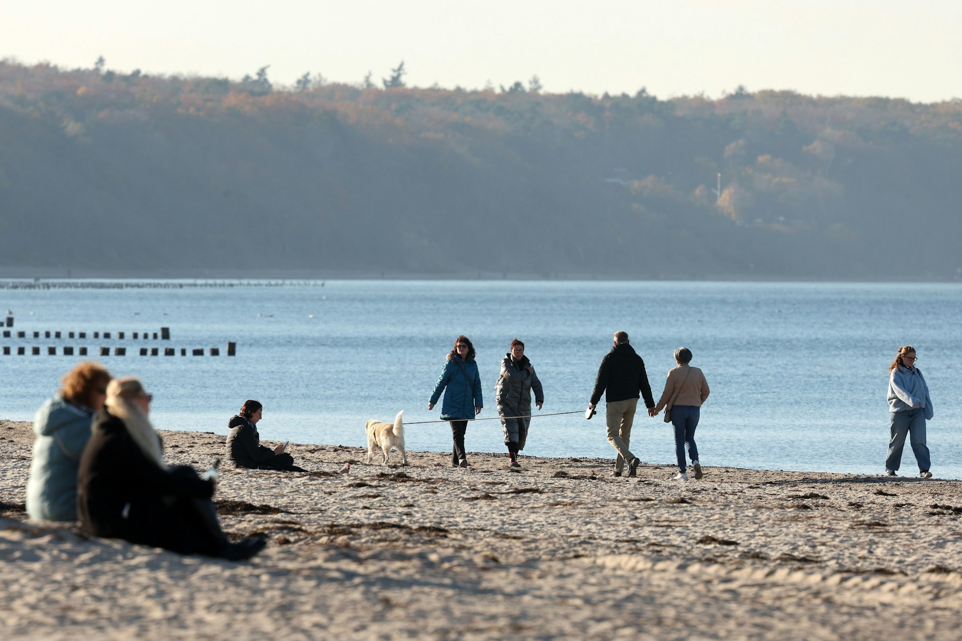 Spaziergänger am Strand von Warnemünde. Die ganze Tourismus -Branche lebt davon, dass Gäste auch Konsumieren.