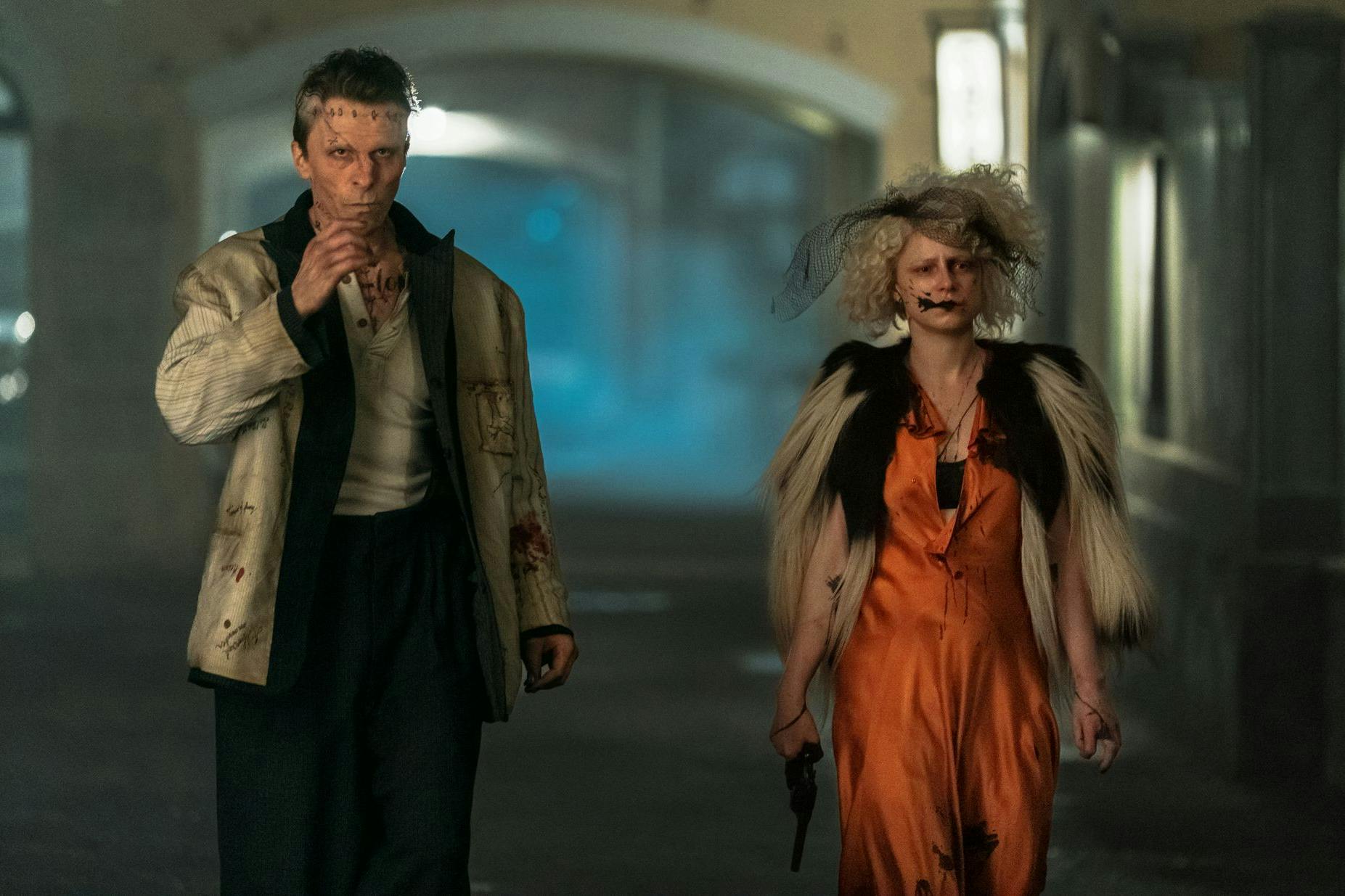 Christian Bale und Jessie Buckley machen in „The Bride!“ die Straßen unsicher.