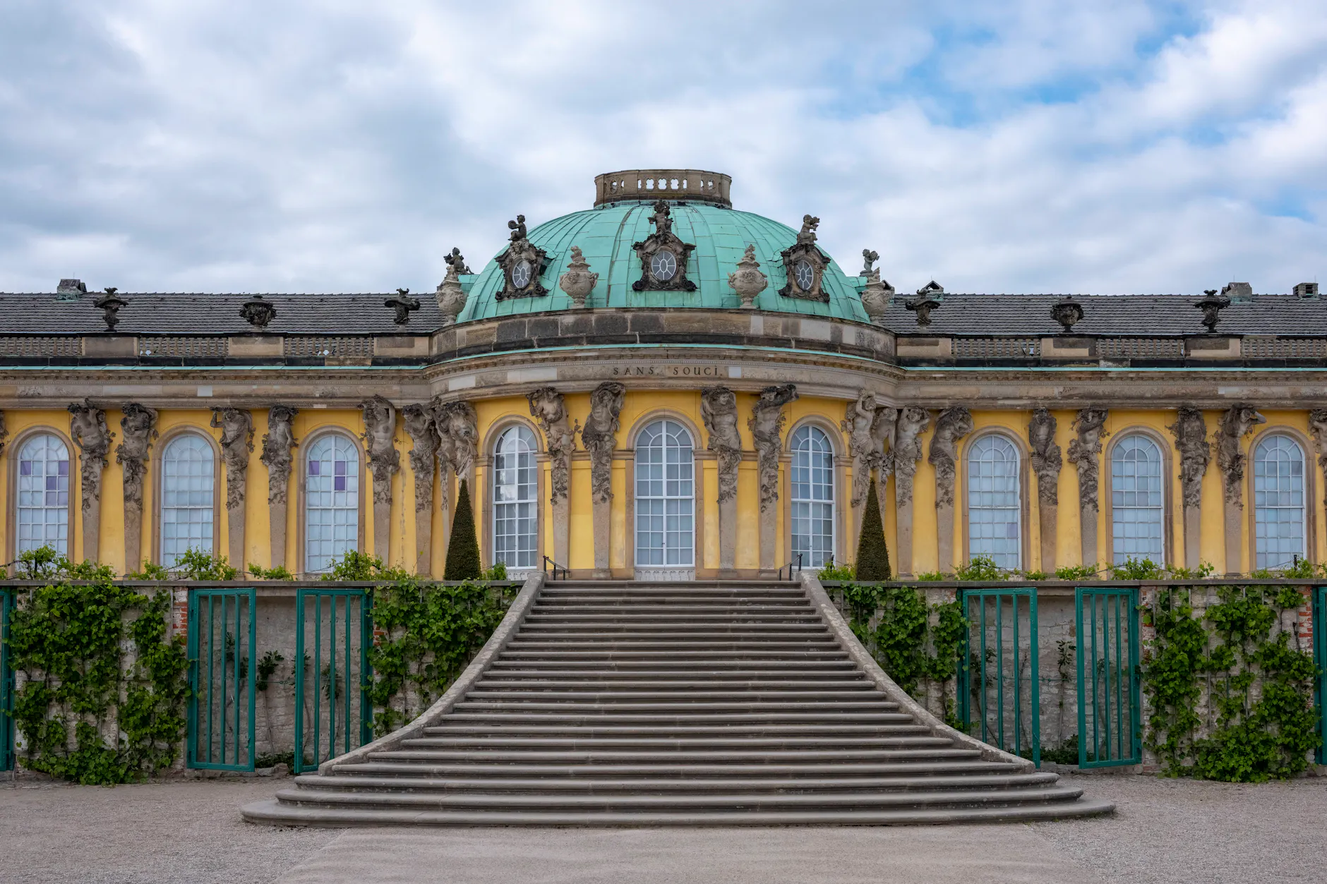 Auf den Treppen des Park Sanssouci ist es zu rassistischen Beleidigung gekommen.
