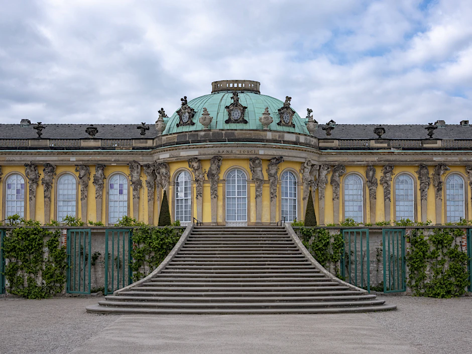 Auf den Treppen des Park Sanssouci ist es zu rassistischen Beleidigung gekommen.