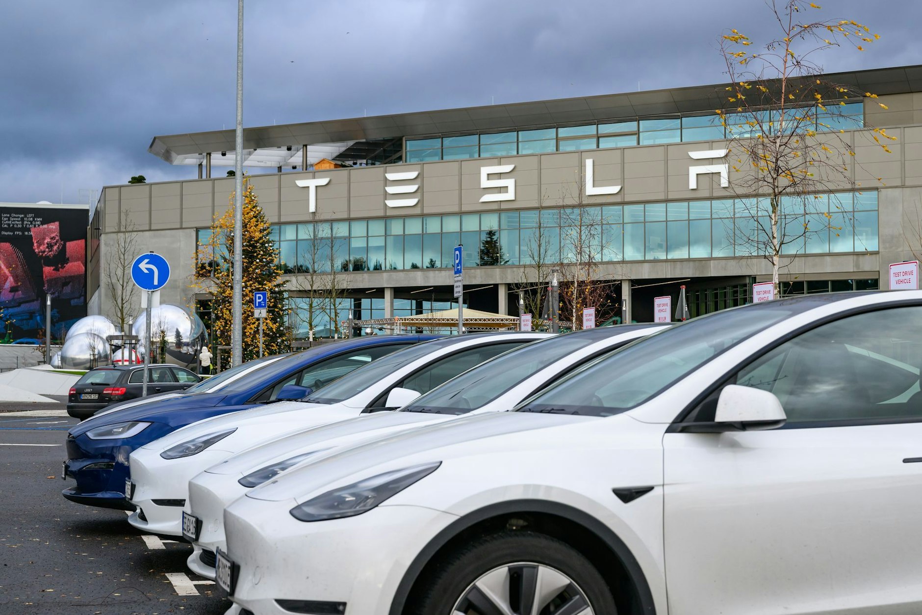 Elektrofahrzeuge der Marke Tesla stehen auf einem Parkplatz am Werk der Tesla Gigafactory Berlin-Brandenburg.