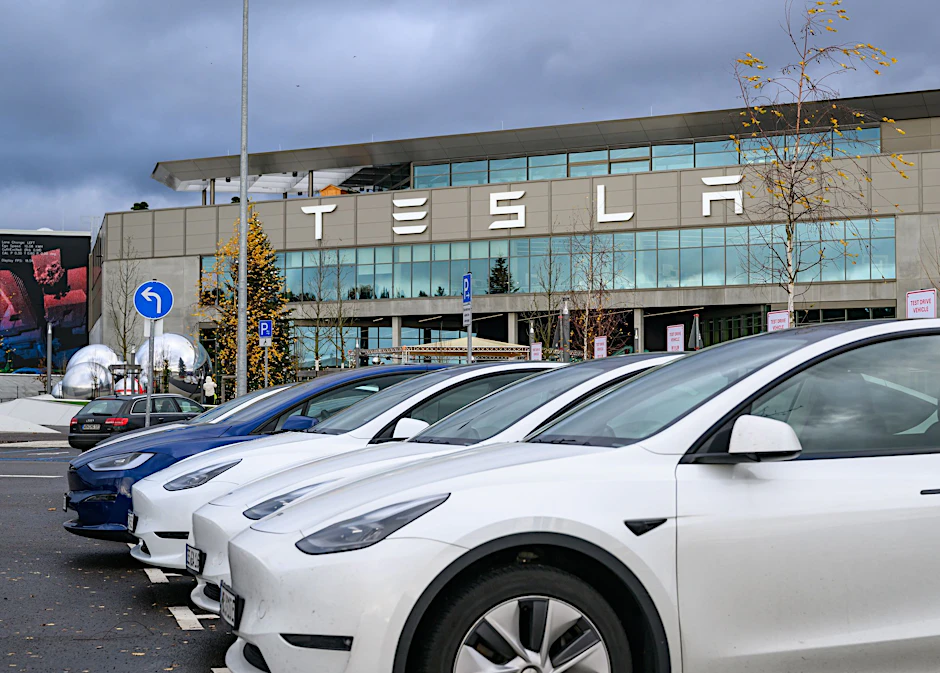 Elektrofahrzeuge der Marke Tesla stehen auf einem Parkplatz am Werk der Tesla Gigafactory Berlin-Brandenburg.