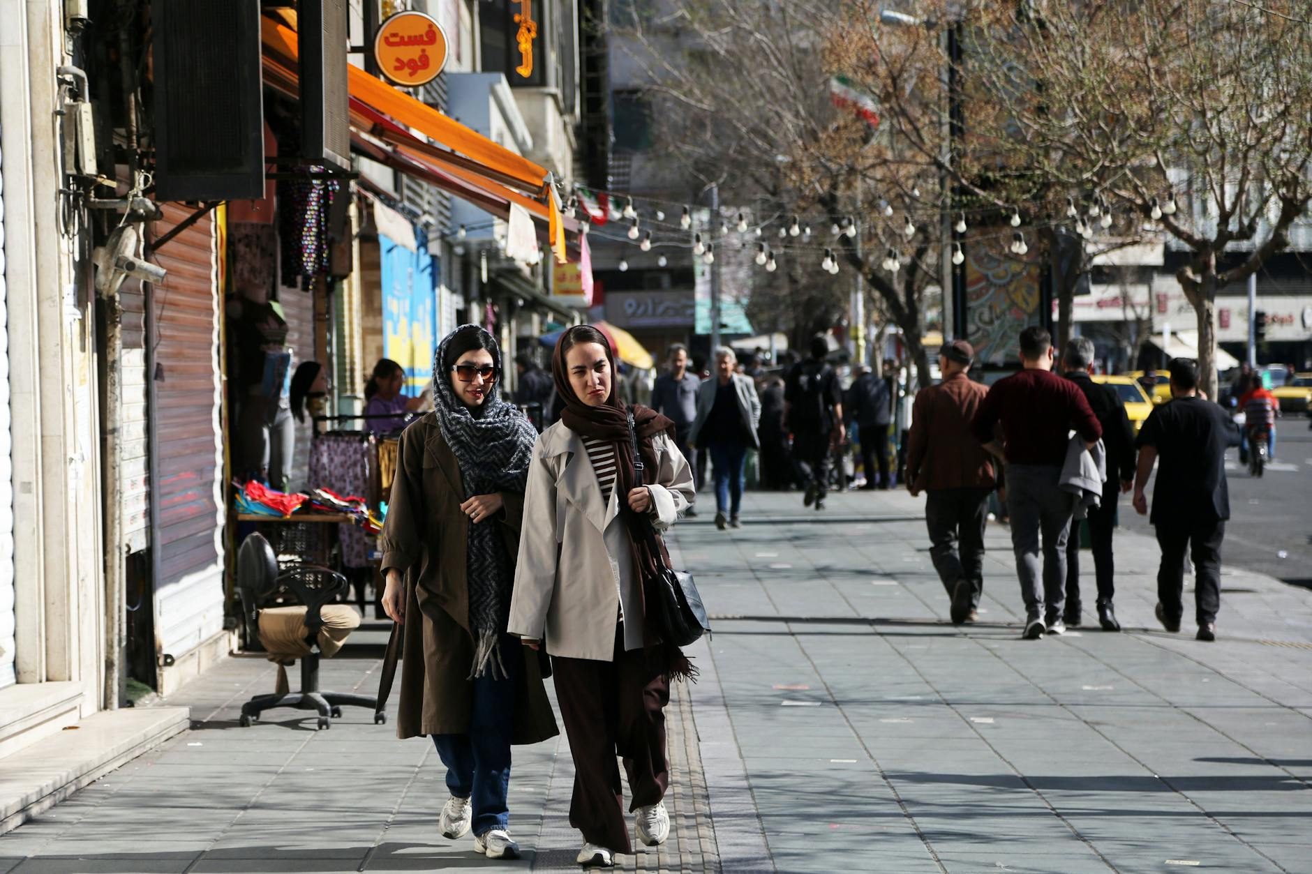 Normalität unter Beobachtung: Zwei Frauen laufen durch die Straßen Teherans.