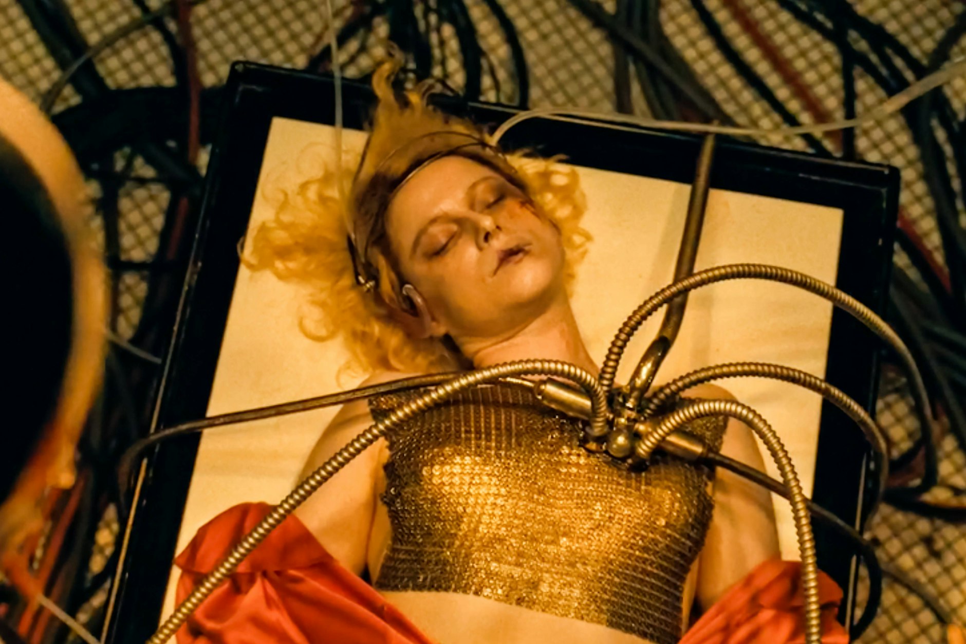 Jessie Buckley wird in „The Bride!“ als Frankensteins Braut wiederbelebt.