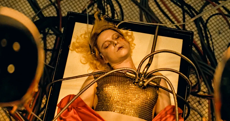 Jessie Buckley wird in „The Bride!“ als Frankensteins Braut wiederbelebt.