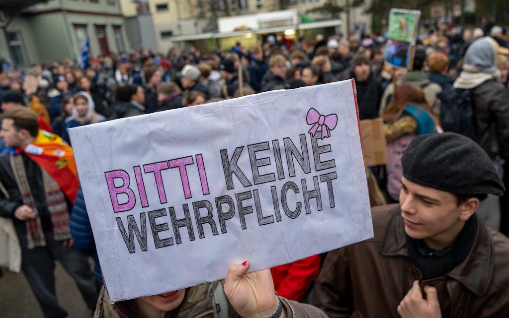 Schülerprotest gegen Wehrdienst legt Verkehr lahm