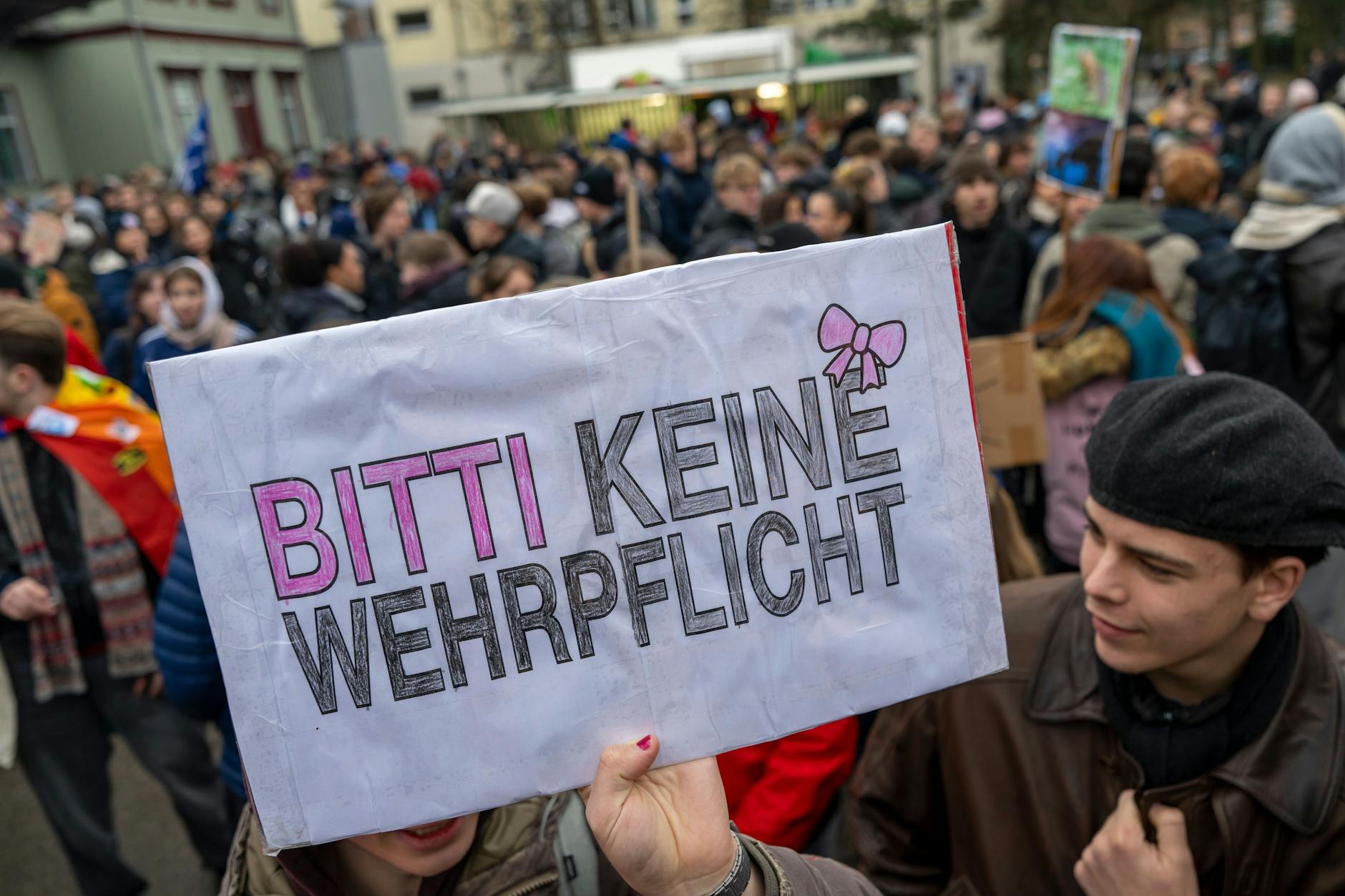 Schüler-Protest gegen Wehrdienst legt Verkehr lahm