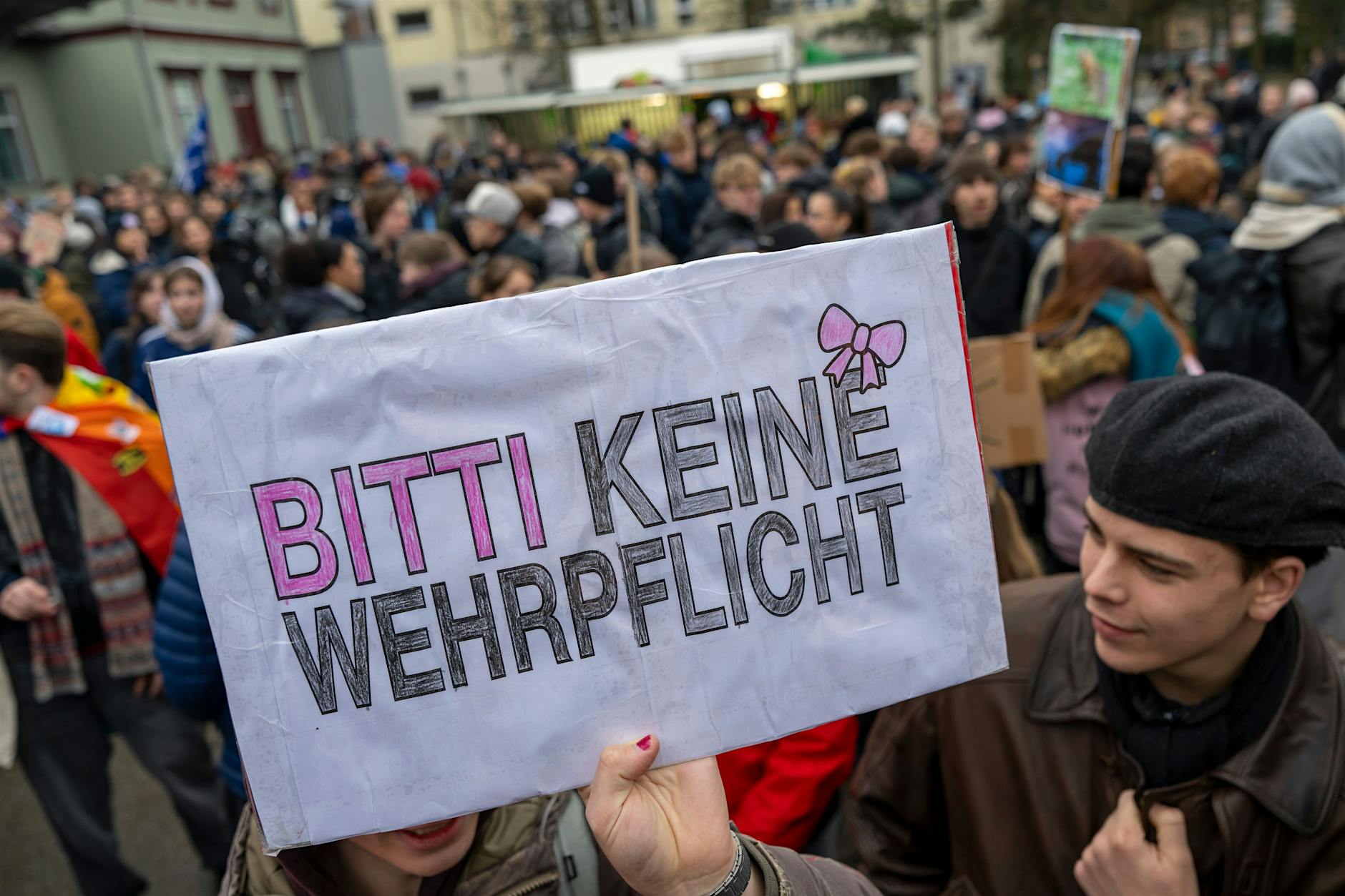 Schüler-Protest gegen Wehrdienst legt Verkehr lahm