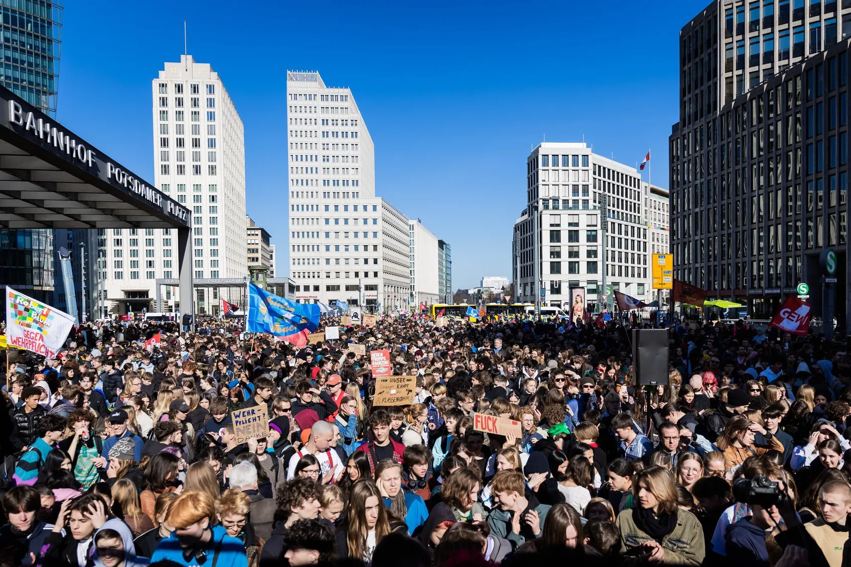 Zahlreiche Schüler haben sich am Potsdamer Platz zum Schulstreik gegen die Wehrpflicht versammelt.