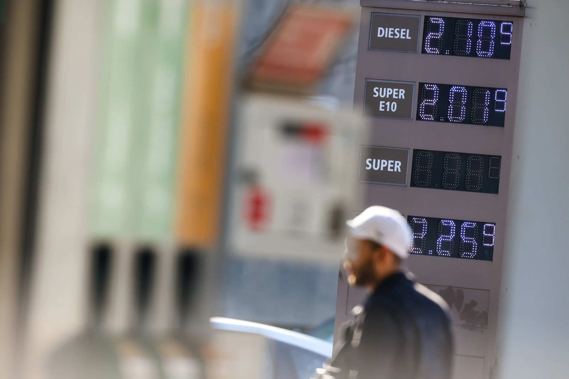 An der Zapfsäule vergeht vielen Deutschen derzeit das Lachen.