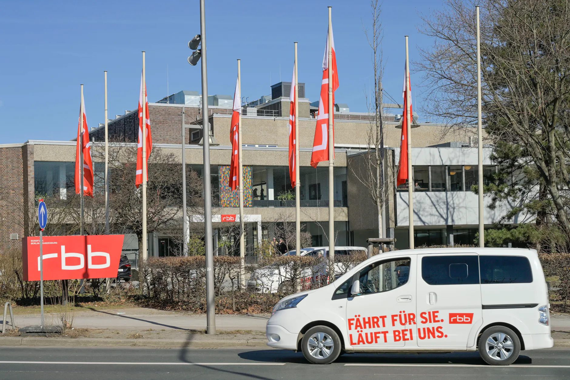 Der rbb soll weitere Kosten senken und drei Sender einstellen.