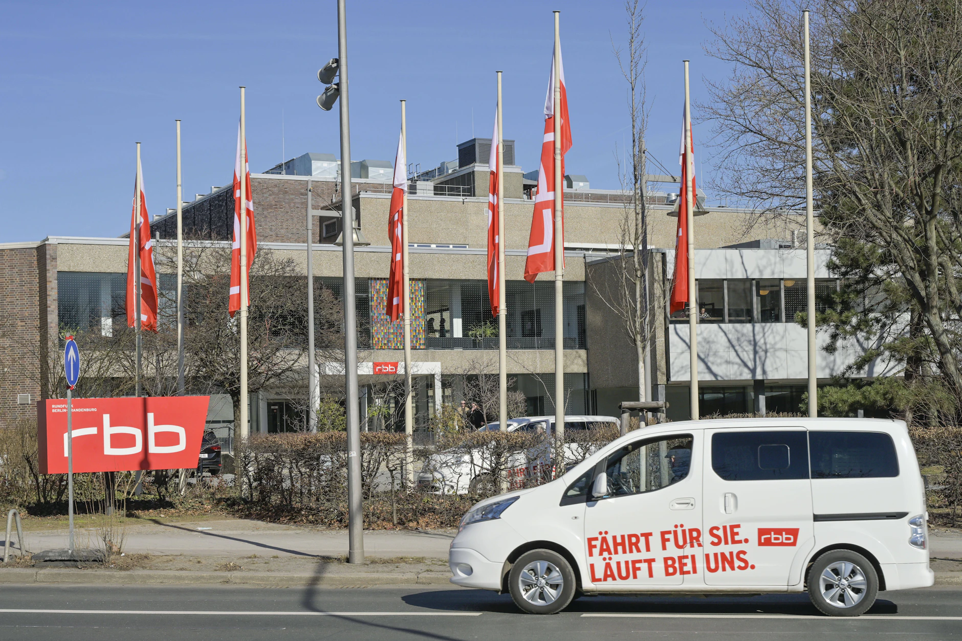 Der rbb soll weitere Kosten senken und drei Sender einstellen.