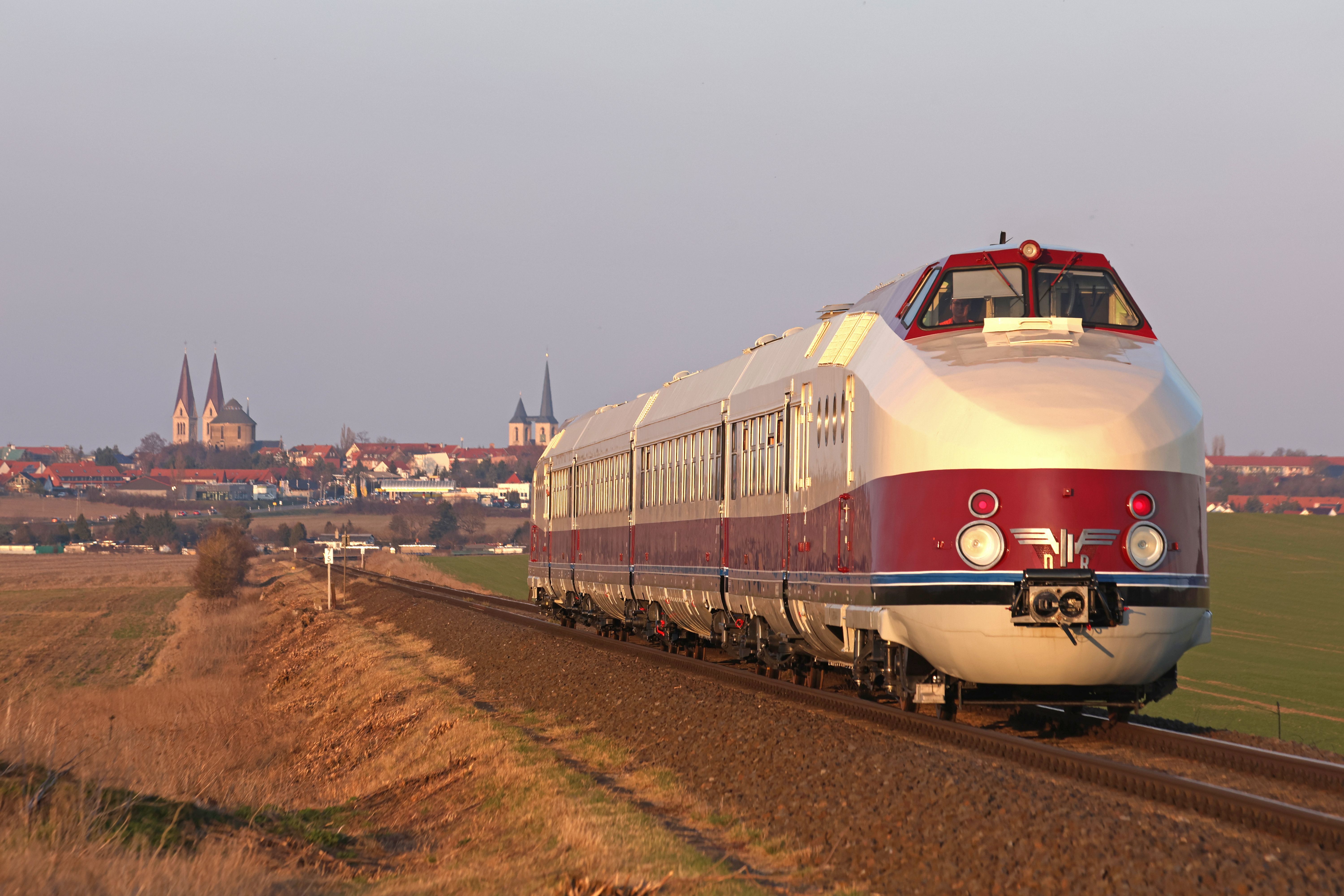 Restaurierter DDR-Schnelltriebwagen SVT Görlitz besteht erste Werksprobefahrt