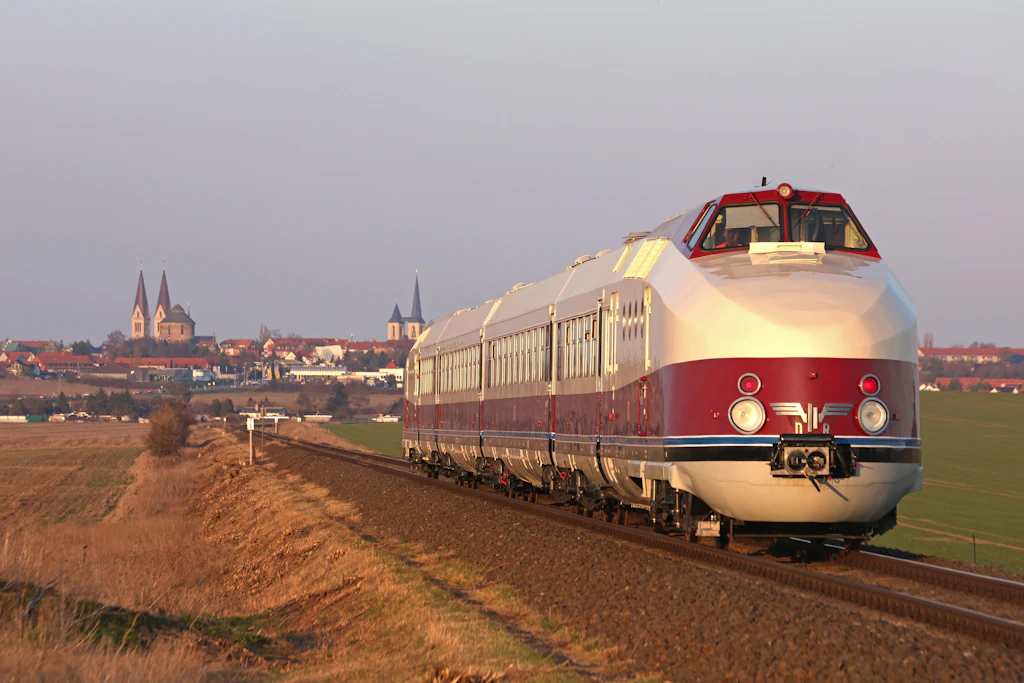 Restaurierter DDR-Schnelltriebwagen SVT Görlitz besteht erste Werksprobefahrt