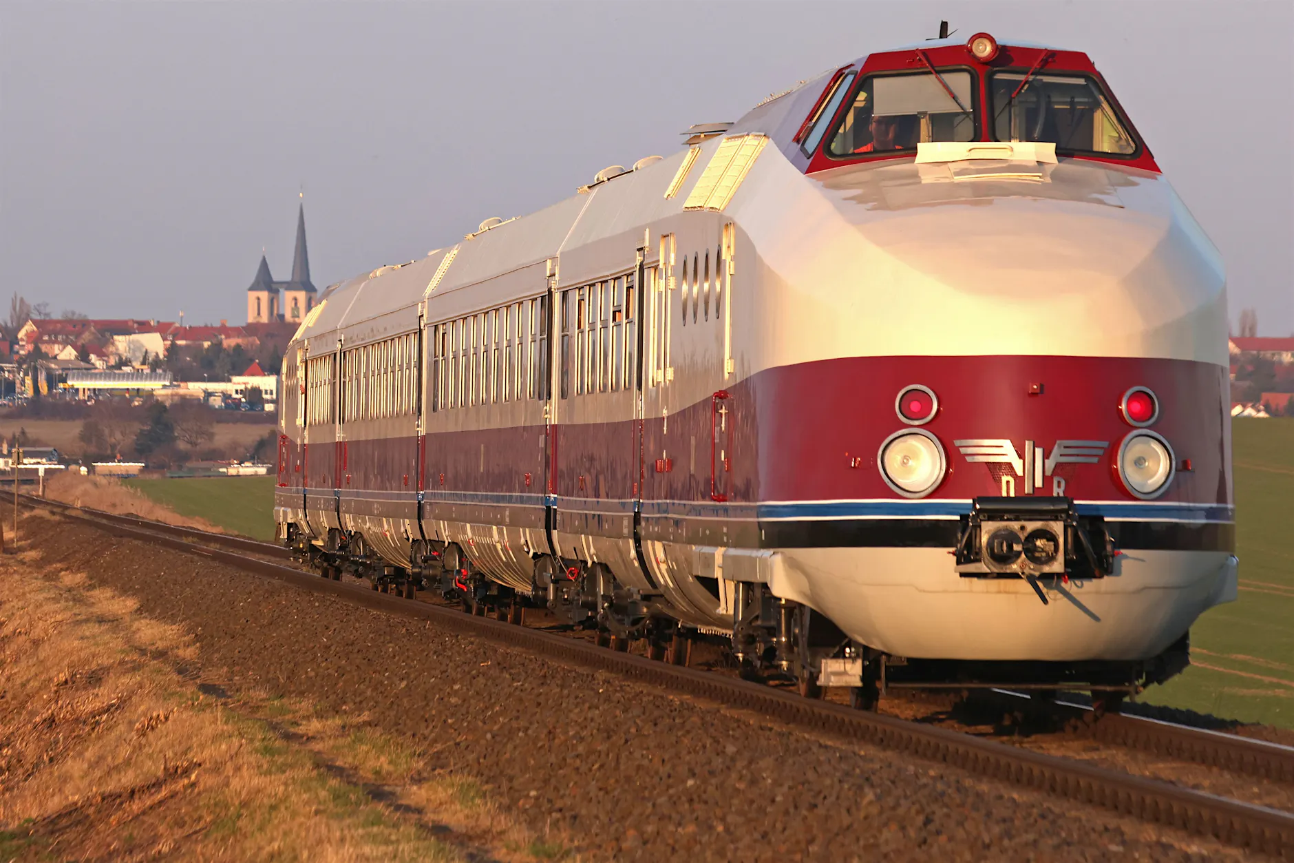 Restaurierter DDR-Schnelltriebwagen SVT Görlitz besteht erste Werksprobefahrt