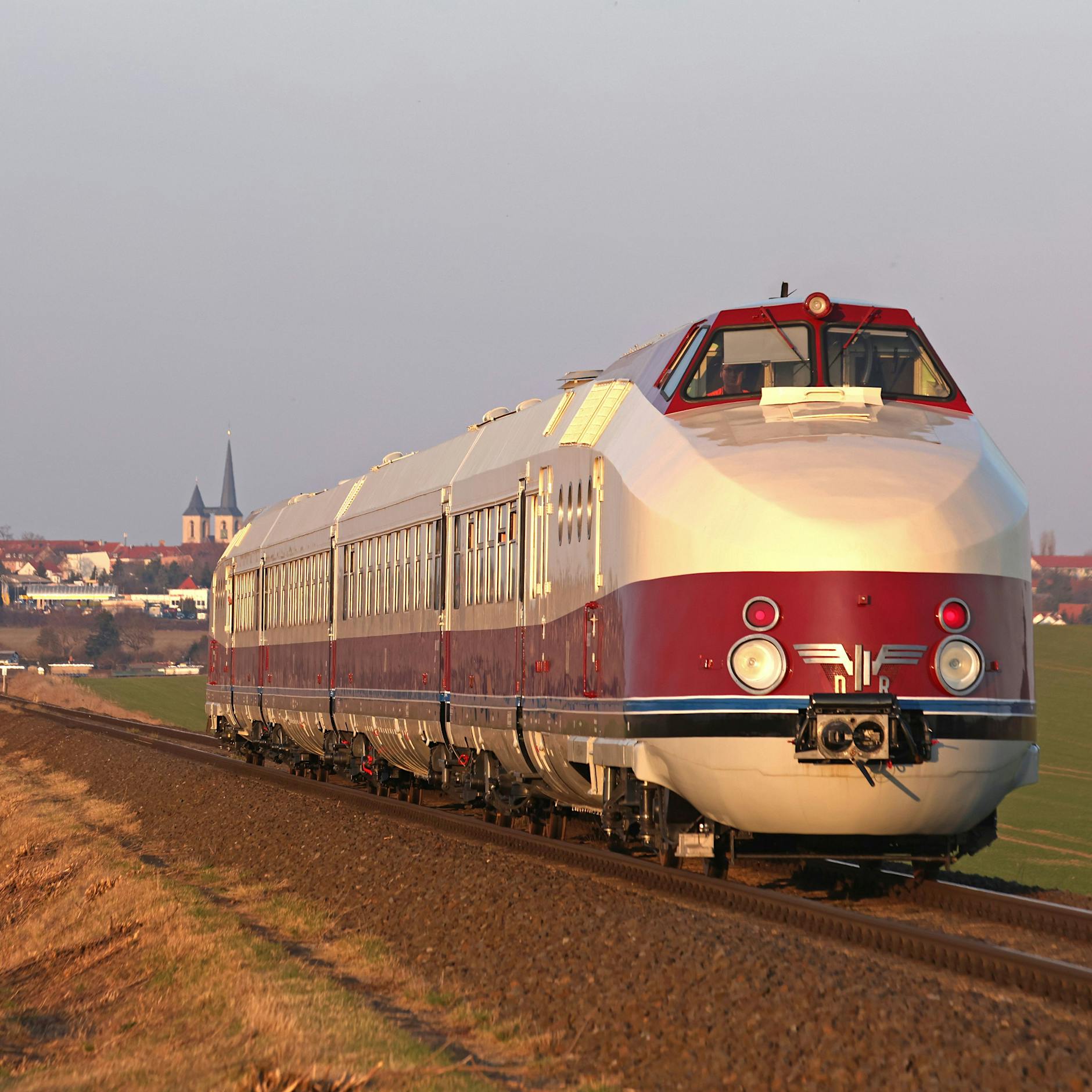 Restaurierter DDR-Schnelltriebwagen SVT Görlitz besteht erste Werksprobefahrt