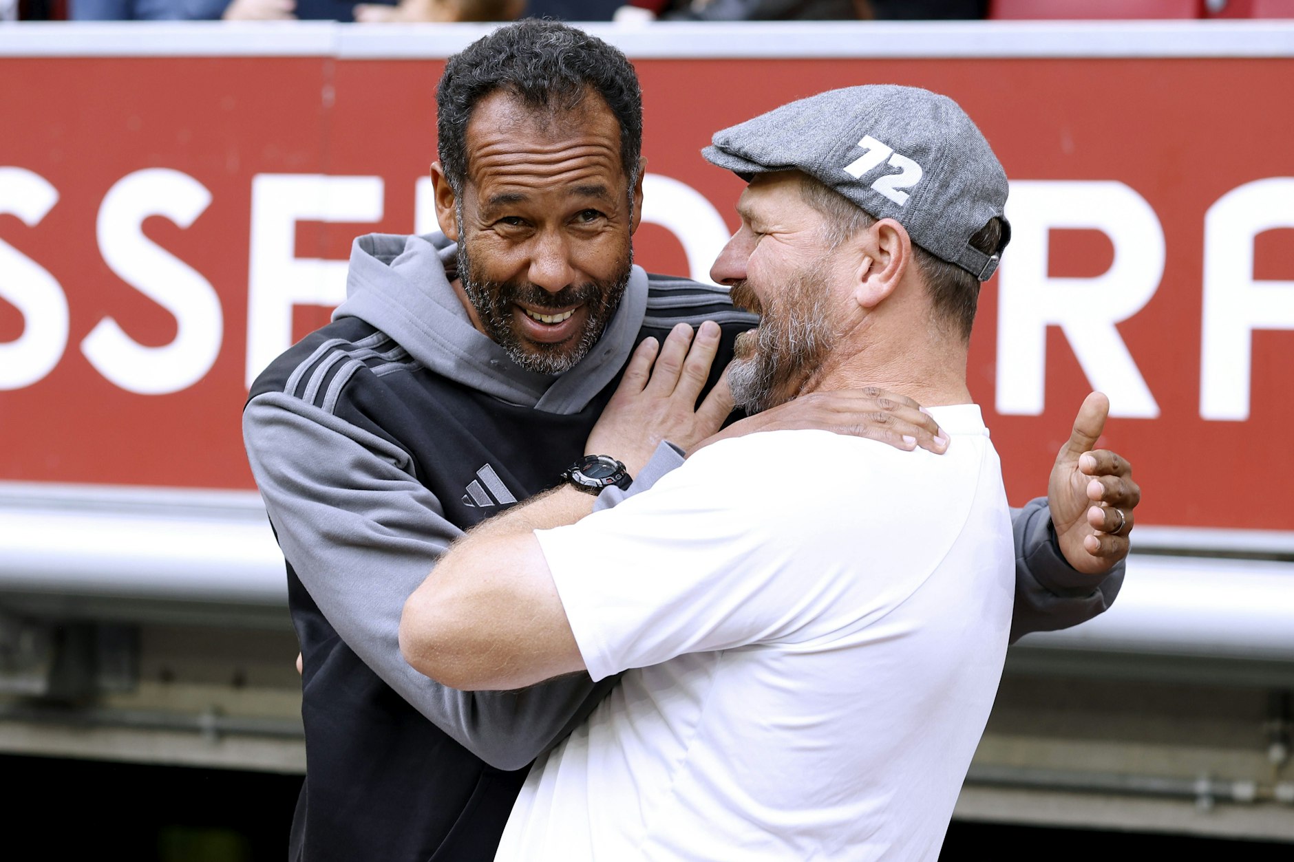 Daniel Thioune (l.) und Steffen Baumgart kennen sich aus zahlreichen direkten Duellen auf und neben dem Platz.